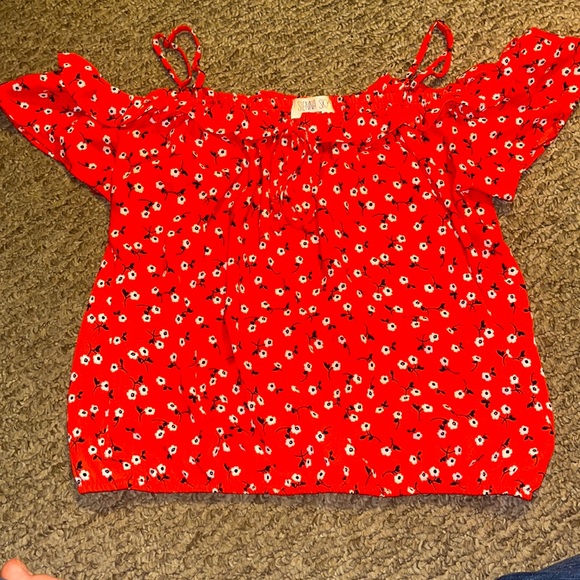 Bright and fun off the shoulders summer shirt. - Picture 1 of 1